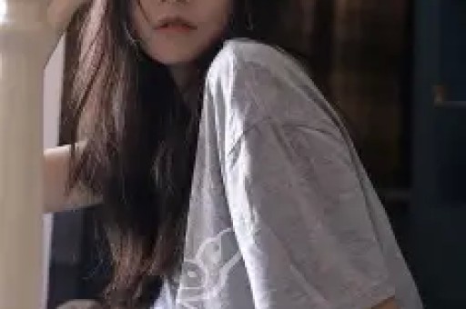 女网红上厕所发现头直接选择报警两个人被逮捕