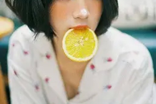 黄一鸣遛狗不牵绳和路人发生争吵大喊自己是网红