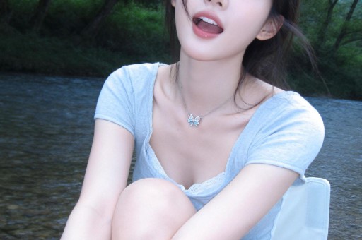 抖音初代网红 x 严谨泳装照