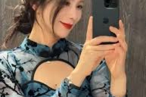 王思聪前女友黄一鸣被曝猛料 被60岁大爷包 嚣张回应 闪闪生父被